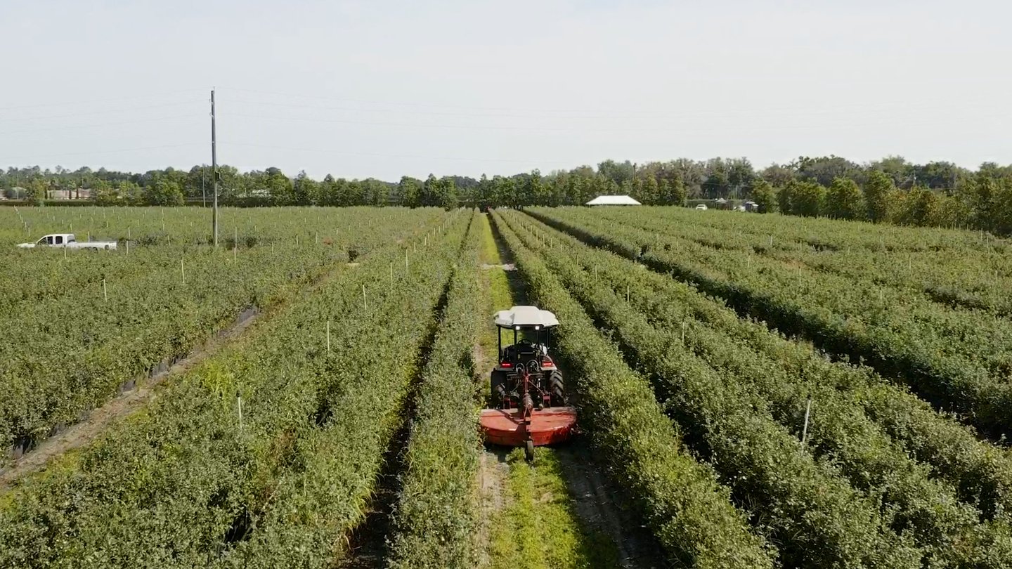 Electric autonomous tractor 