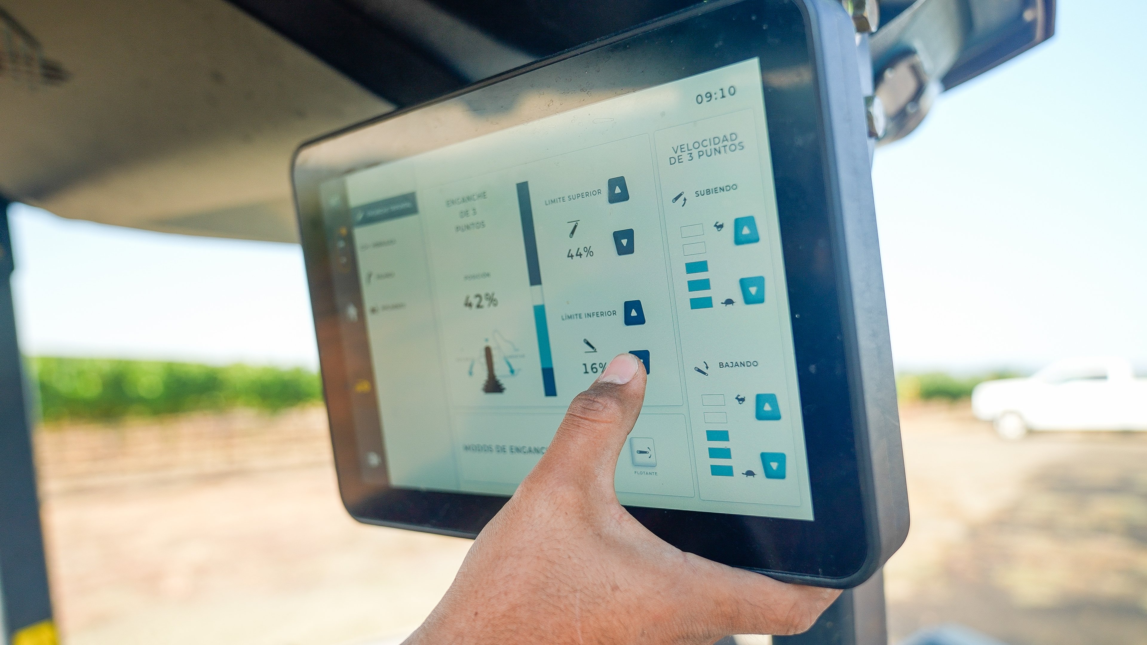 M-V tractor smart screen